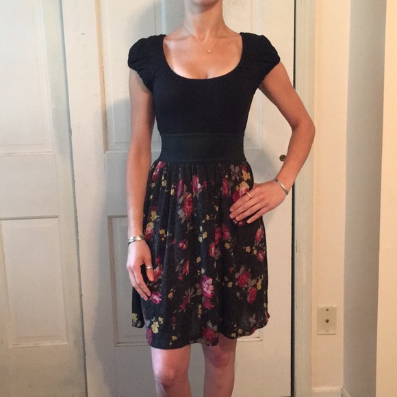 American Rag Dresses & Skirts - American rag floral dress elastic waist worn once